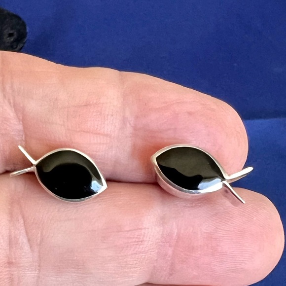 .925 Taxco Mexico Silver Onyx Fish Post Earrings Signed TJ-64 - Picture 10 of 10